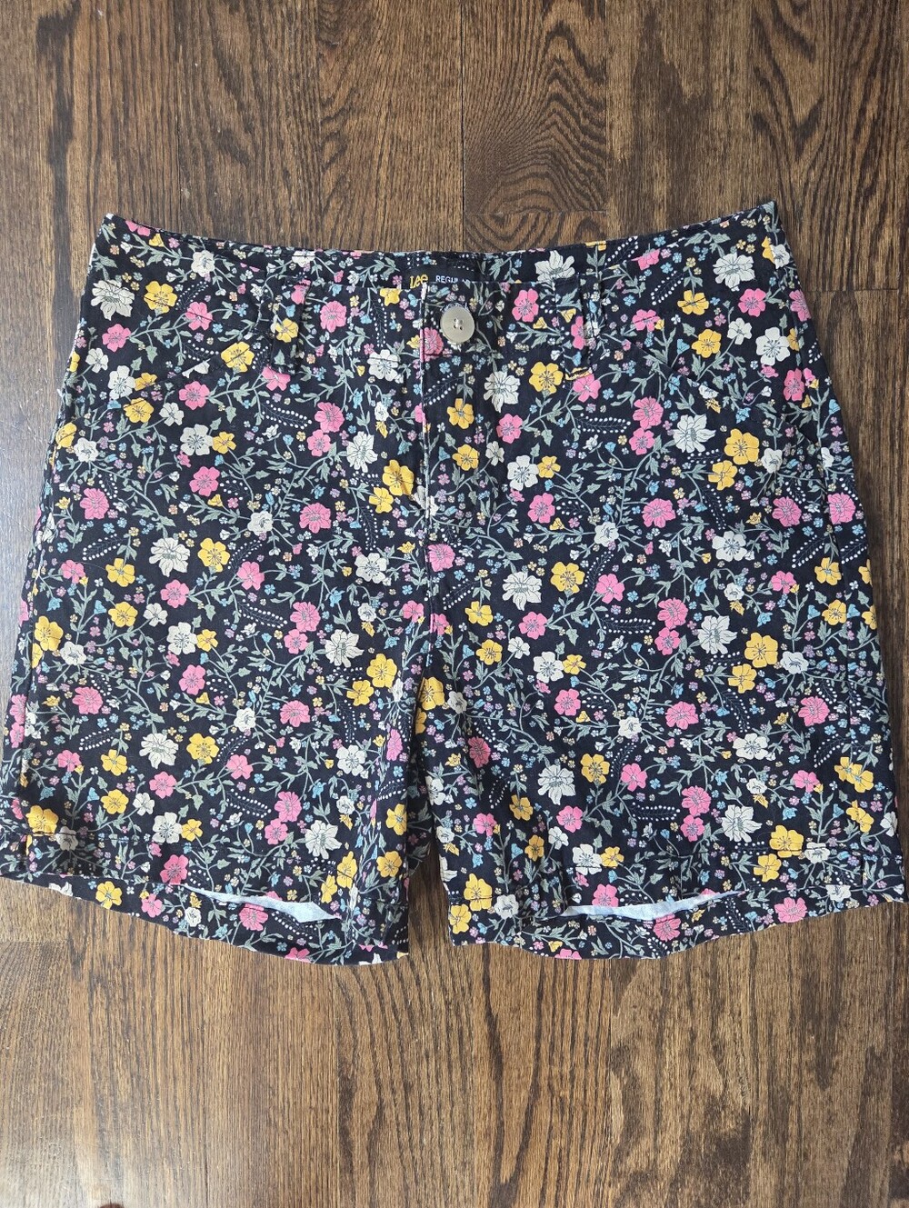 Lee Regular Fit Mid-Rise Women's Shorts - Black Floral